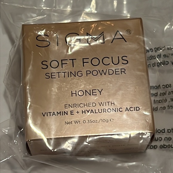 ✨HOST PICK ✨ New Sigma Beauty Soft Focus Setting Powder - Picture 9 of 13